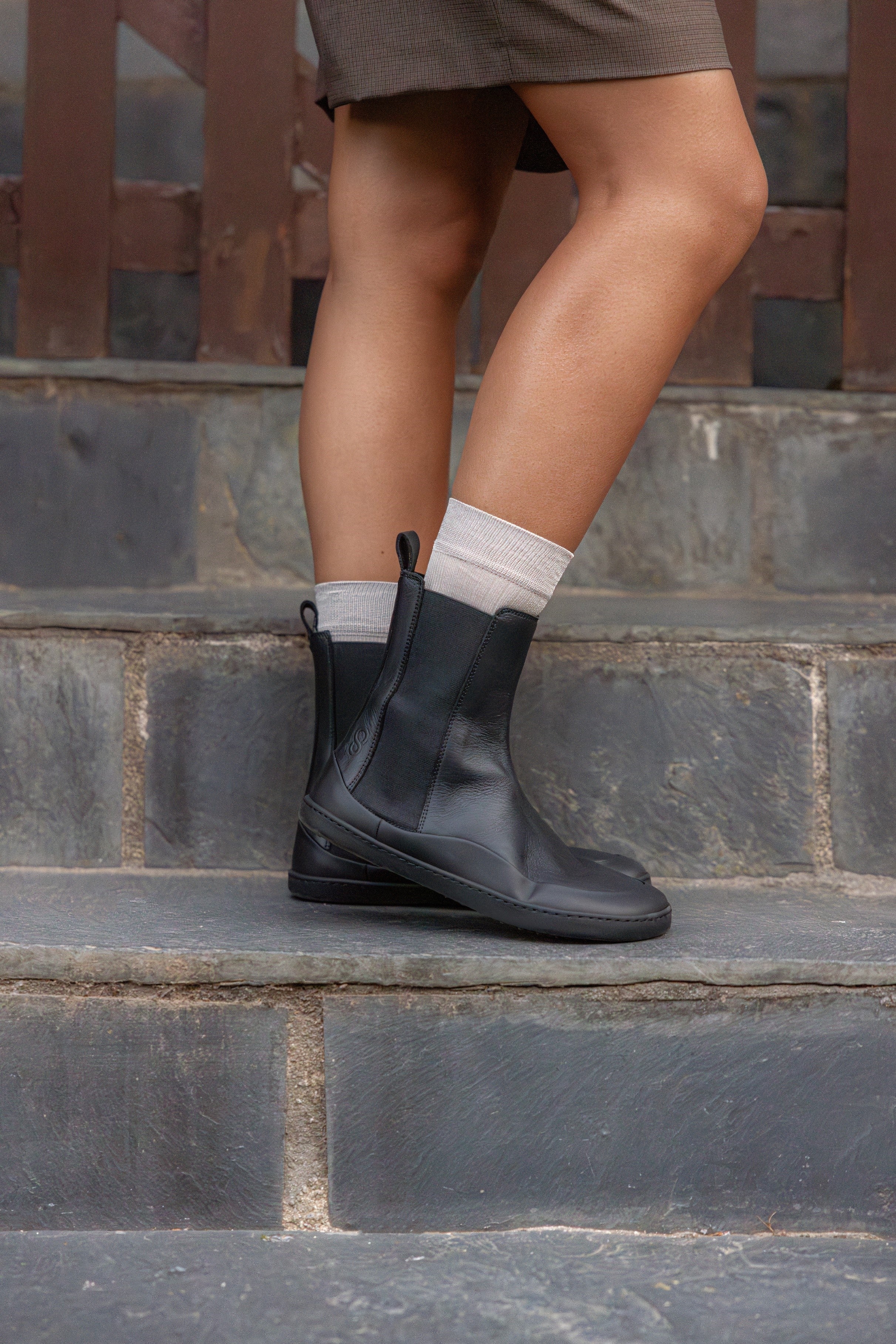 Shapen Victory Barefoot Chelsea Boots - Black Leather - Image 4